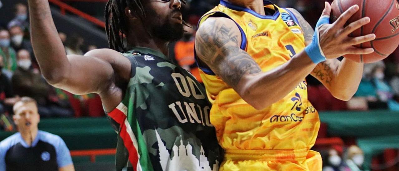 AJ Slaughter intenta un lanzamiento a canasta ante la oposición de John Brown, del UNICS en el choque del miércoles. | | EUROCUP