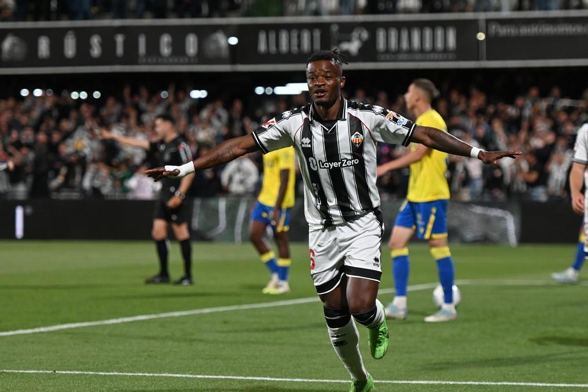 Cipenga celebra el 1-0.