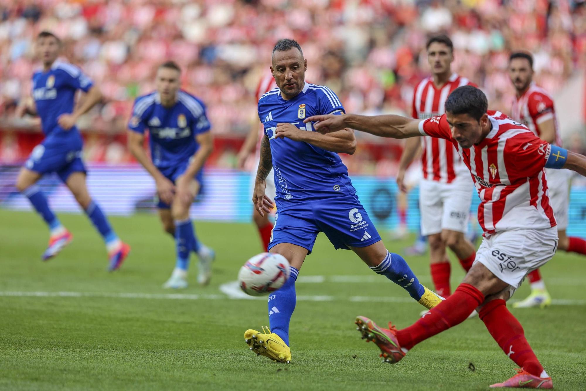 Derbi asturiano: las imágenes del partido entre el Sporting y el Oviedo en El Molinón