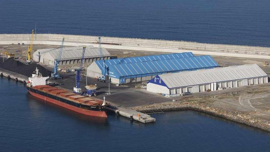 Un buque mercante, en el muelle principal del puerto exterior de punta Langosteira.