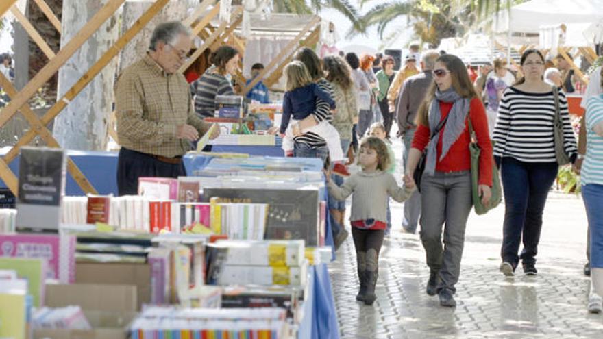 Varios estands de venta de libros en el paseo.