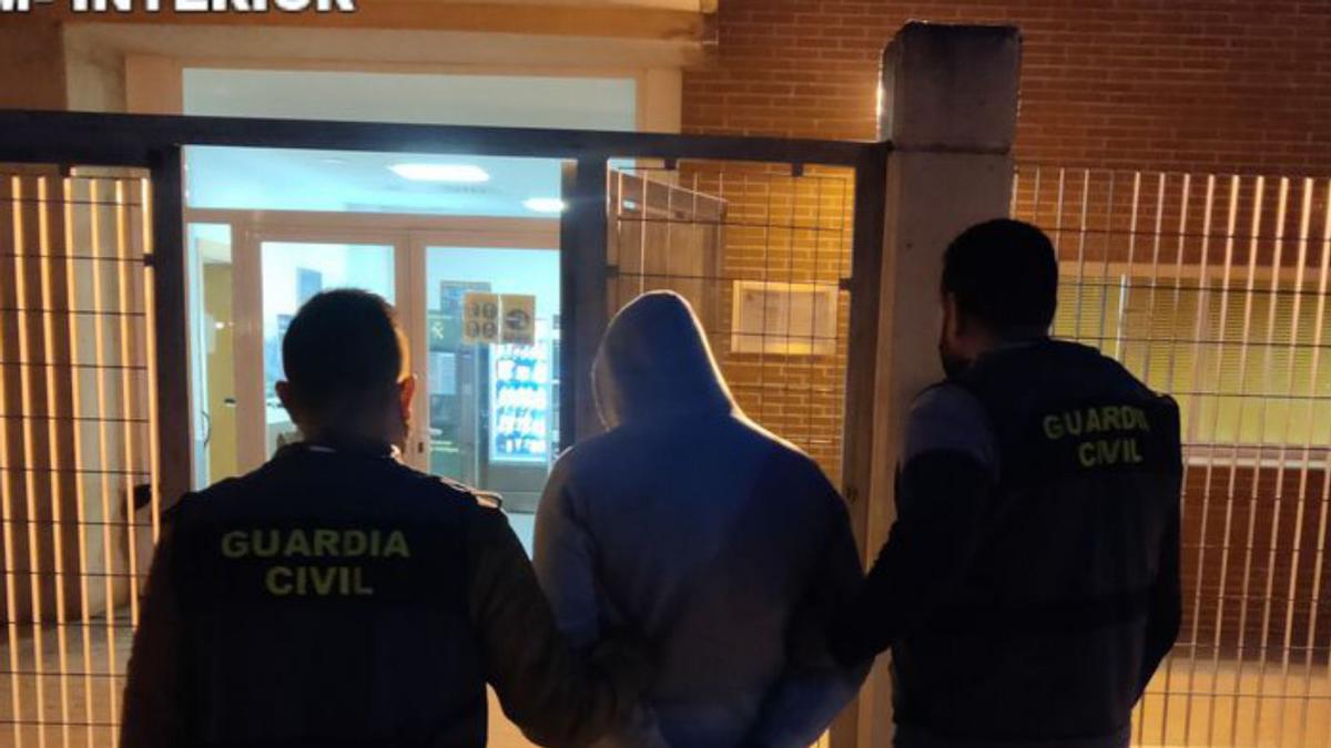 Uno de los detenidos, en el cuartel de la Guardia Civil de Tavernes y la droga intervenida en les Foies.   levante-emv