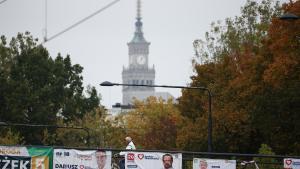 Carteles electorales en un puente de Varsovia, este viernes.
