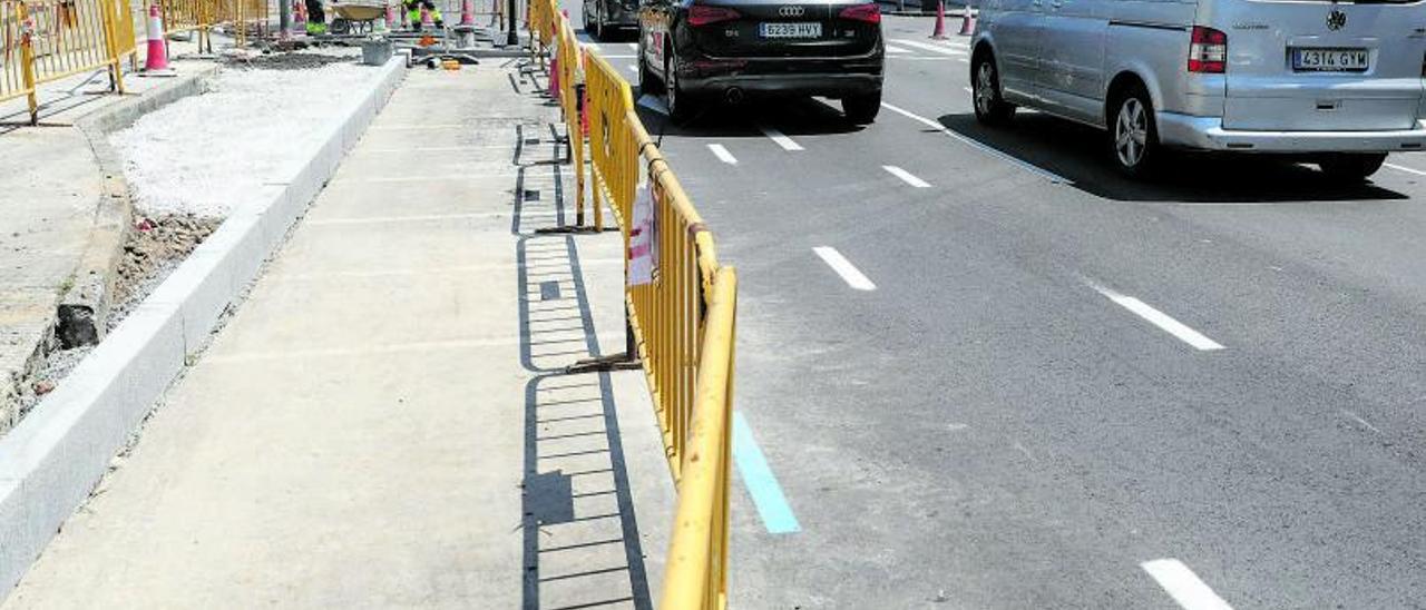 Obras para ensanchar las aceras y cambiar los aparcamientos en la avenida Pablo Iglesias, este año. | Julián Rus