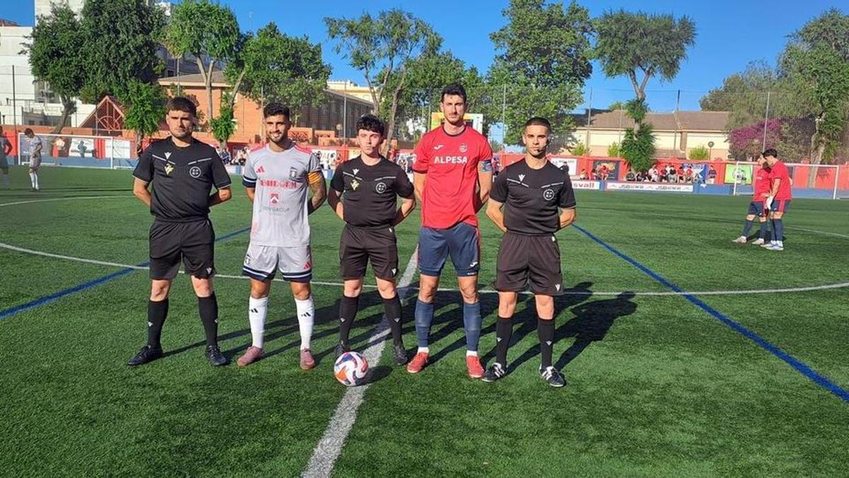 El trío arbitral con los capitanes de la UE Tavernes y el CF Benidorm, en los prolegómenos del partido