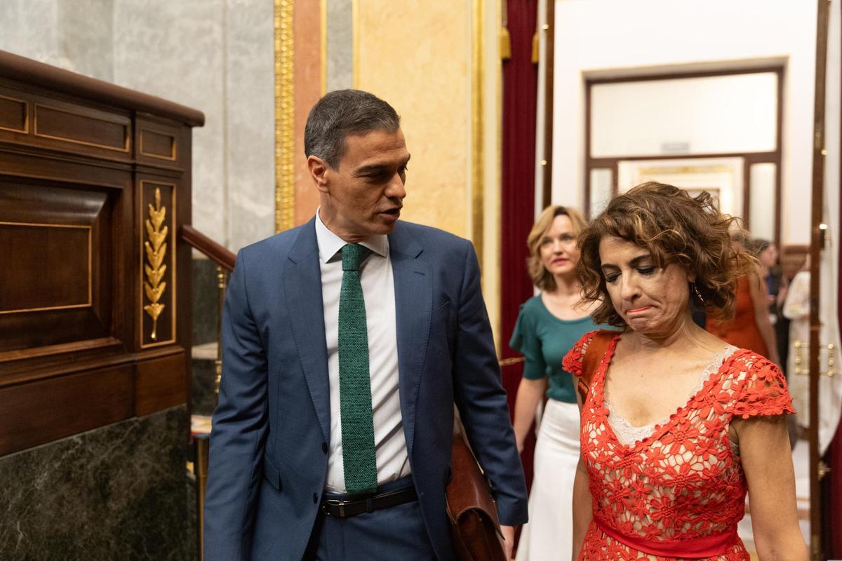 El presidente del Gobierno, Pedro Sánchez, y la vicepresidenta primera y ministra de Hacienda, María Jesús Montero, a su llegada al último pleno del Congreso.