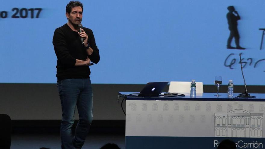 El profesor César Bona durante una conferencia en Zamora.