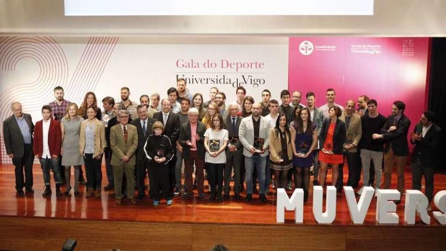 Foto de familia de los galardonados en la gala del deporte universitario. // J.Lores