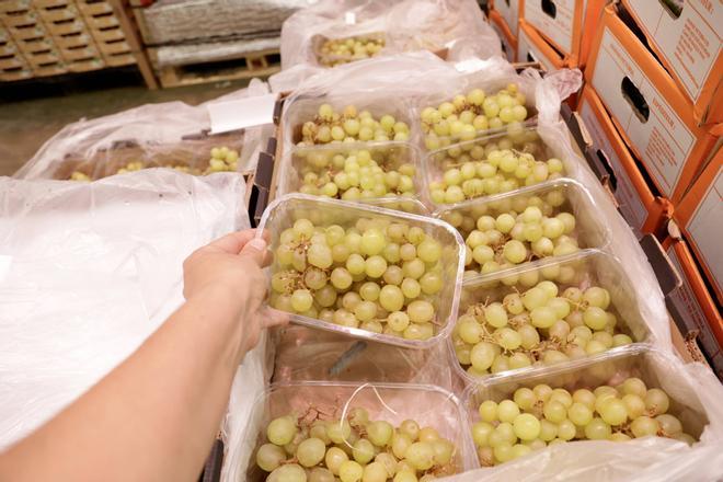 El raïm dona un respir aquesta nit de Cap d’Any i es converteix en gairebé l’únic aliment fresc que no s’encareix aquest Nadal