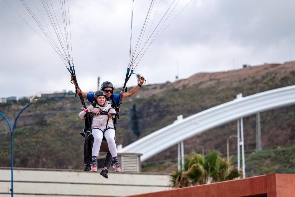 Nardy Barrios se lanza a la campaña en parapente