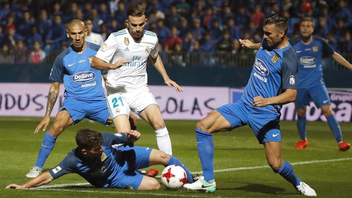 Borja Mayoral, rodeado de jugadores del Fuenlabrada