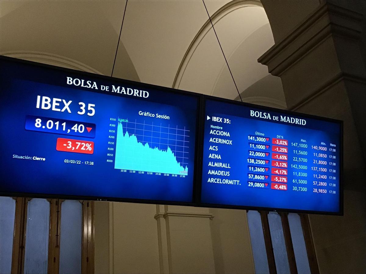 Pantallas muestran la evolución del Ibex 35, este jueves en la Bolsa de Madrid.
