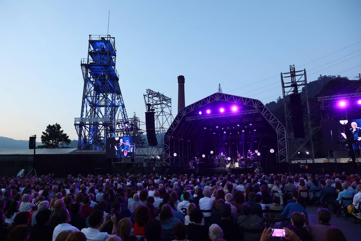 EN IMÁGENES: Concierto de Víctor Manuel por San Xuan en el Pozu Barreo