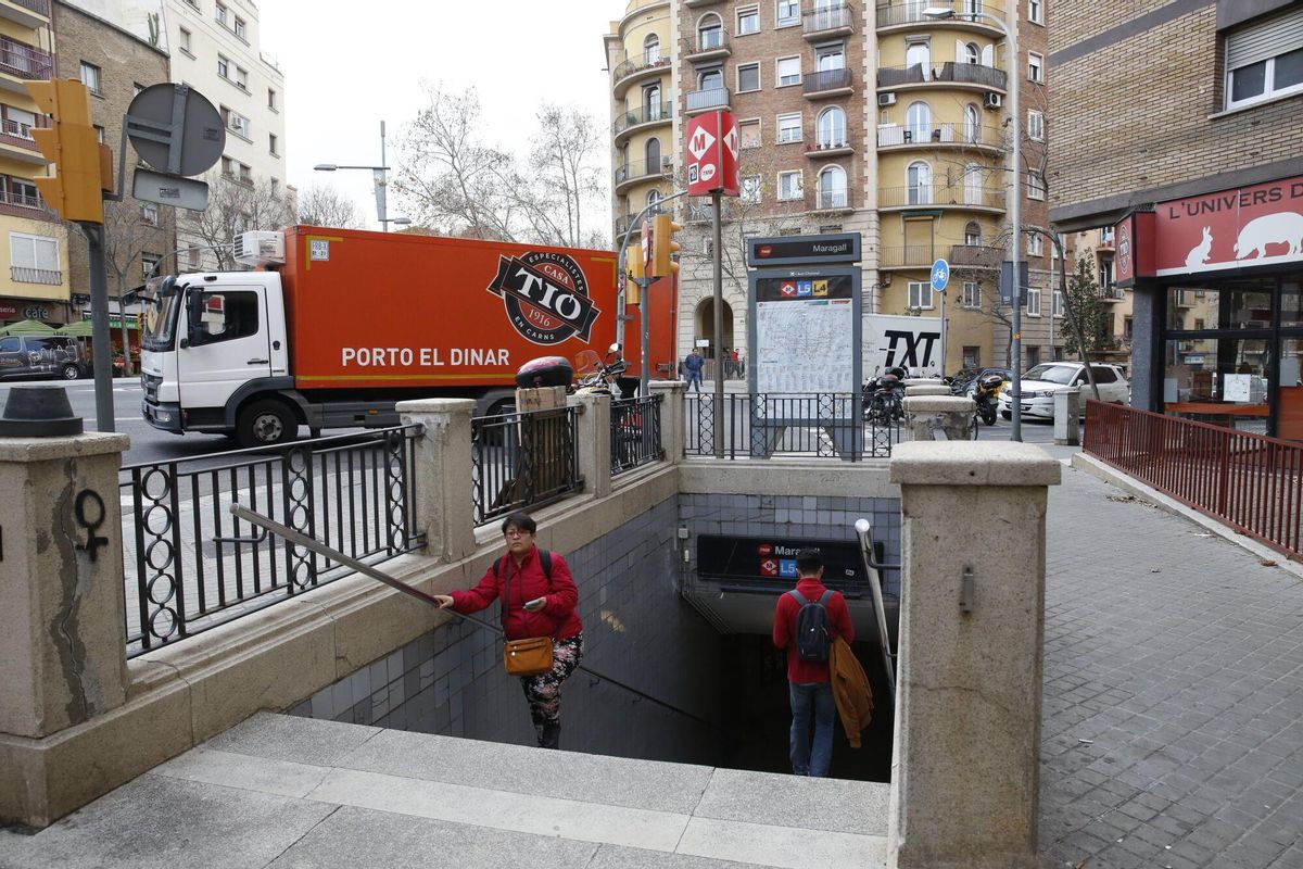 BARCELONA 04/02/2020 Barcelona. Foto de la boca de metro de Maragall situada en la calle de Prat d'en Roquer. Los vecinos piden un ascensor o como mínimo escaleras mecánicas. Esta parada es la más cercana a un macroequipamiento sociosanitario. FOTO de ALVARO MONGE