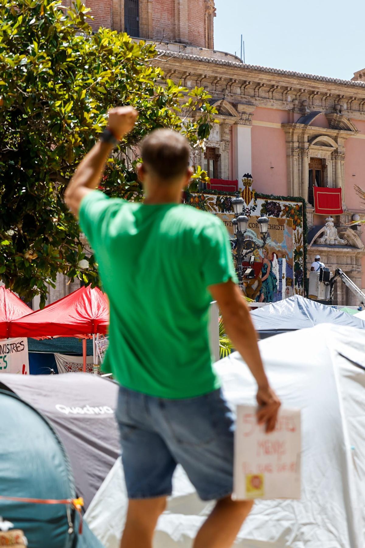 Docentes en huelga y organizadores de la fiesta del Corpus conviven en la plaza de la Virgen