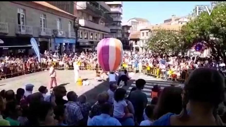 Lanzamiento de globos de San Miguel en la Praza de Bugallal