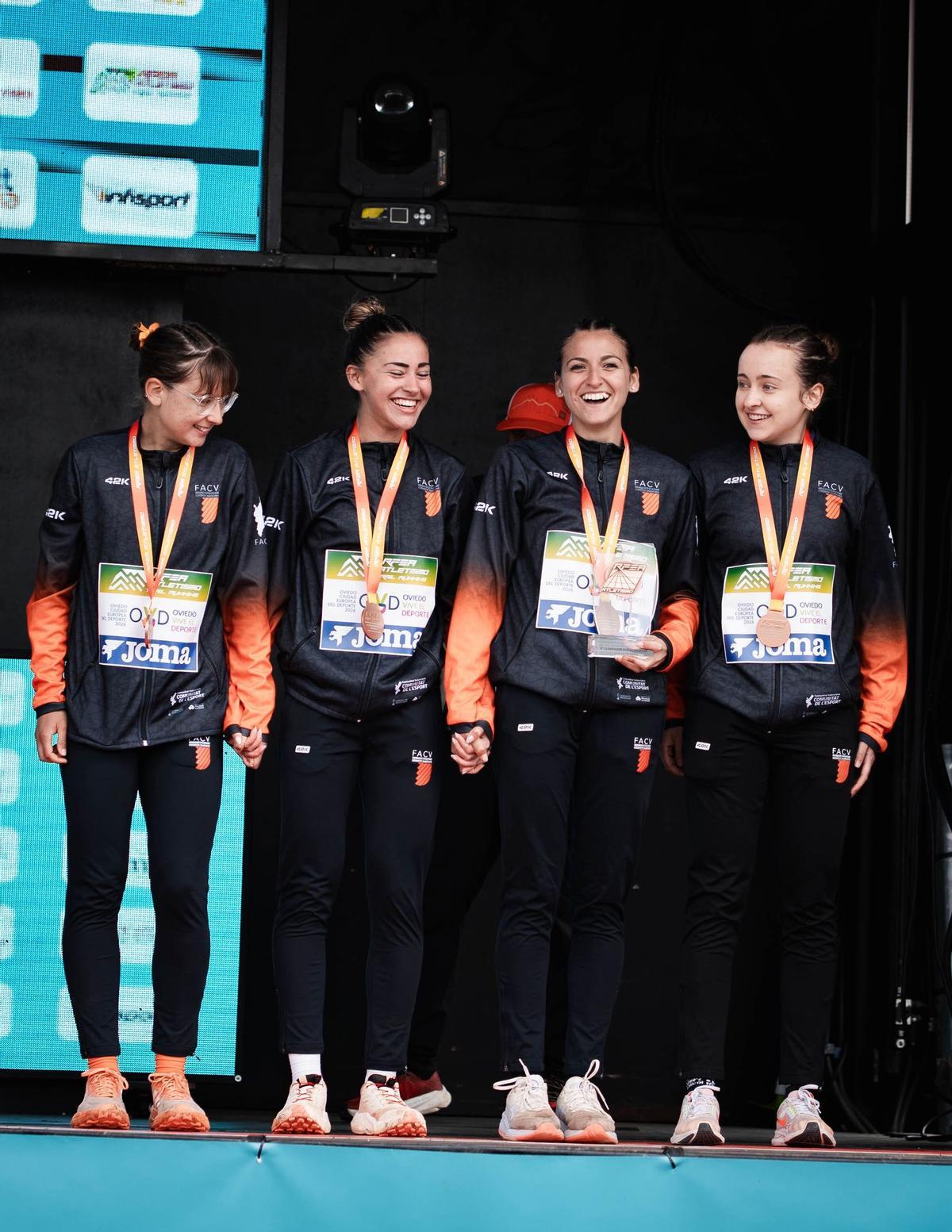 Campanini mirando a cámara con otras atletas de la selección autonómica de la Comunidad Valenciana tras recibir la medalla de bronce