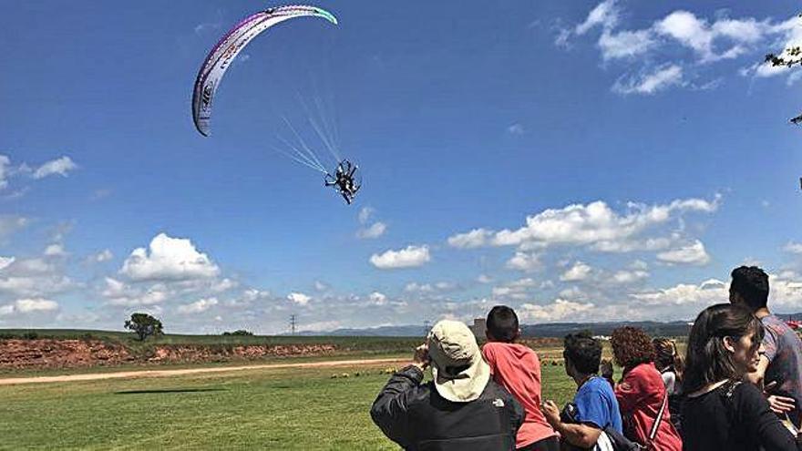 David Tejeiro va fer una exhibició de vol de paramotor, ahir a primera hora de la tarda