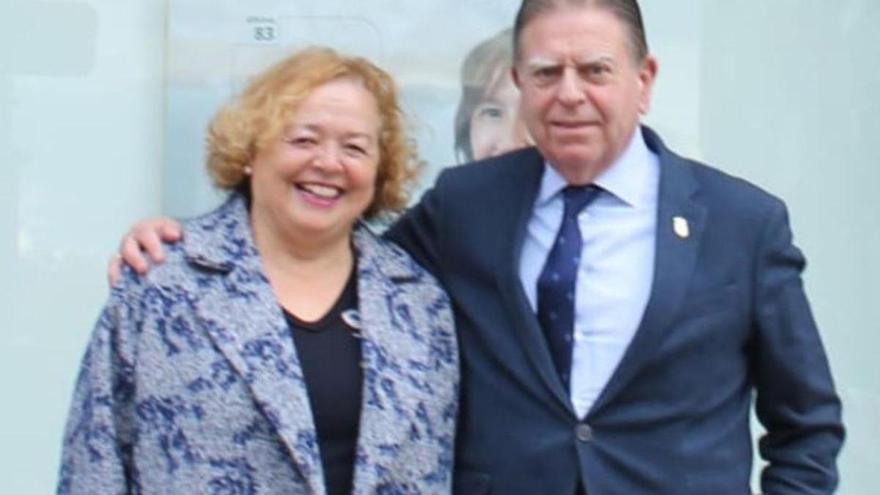 Rosa María Menéndez, ayer, junto a Alfredo Canteli.