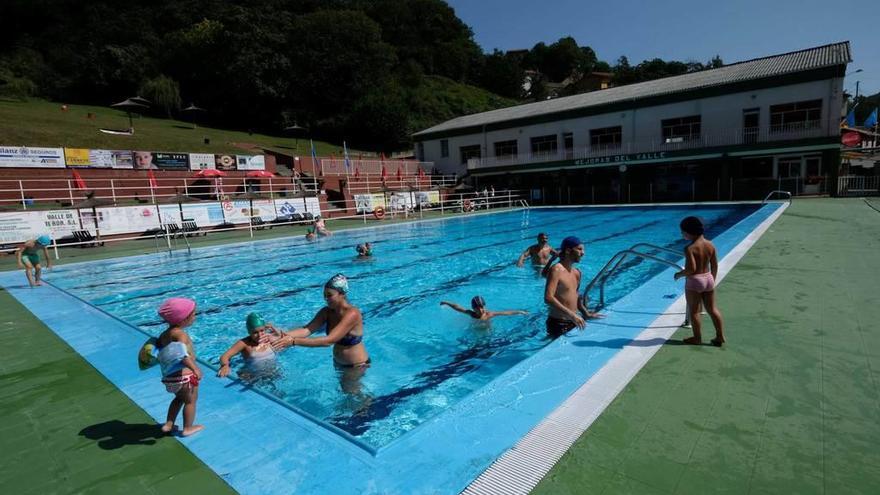 Usuarios en la piscina de Turón ayer por la mañana.