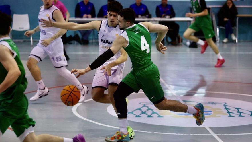 Fernando Suárez, del Uni, trata de superar a Christian Fernández.  |