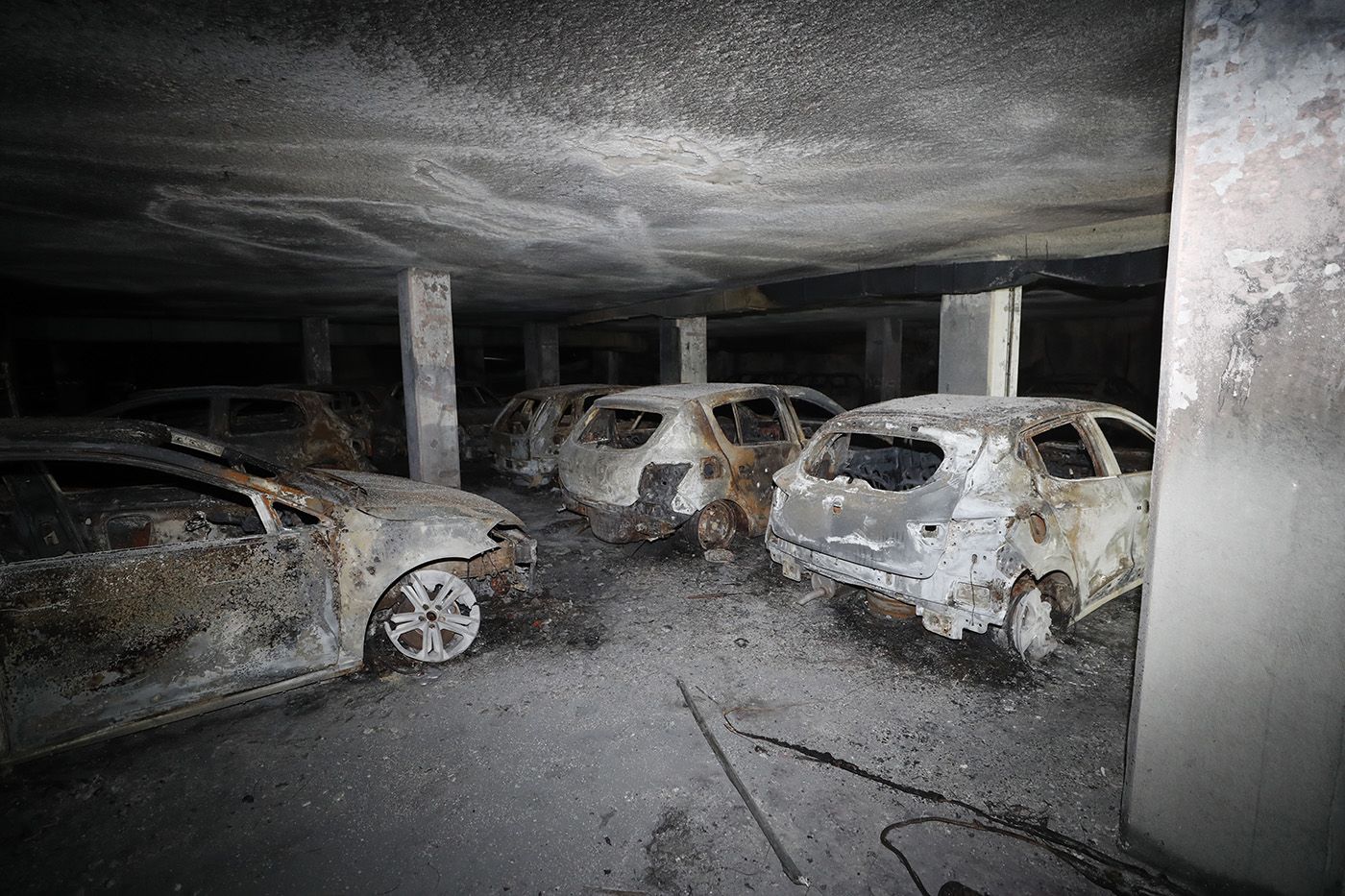 Interior del garaje incendiado en Navia