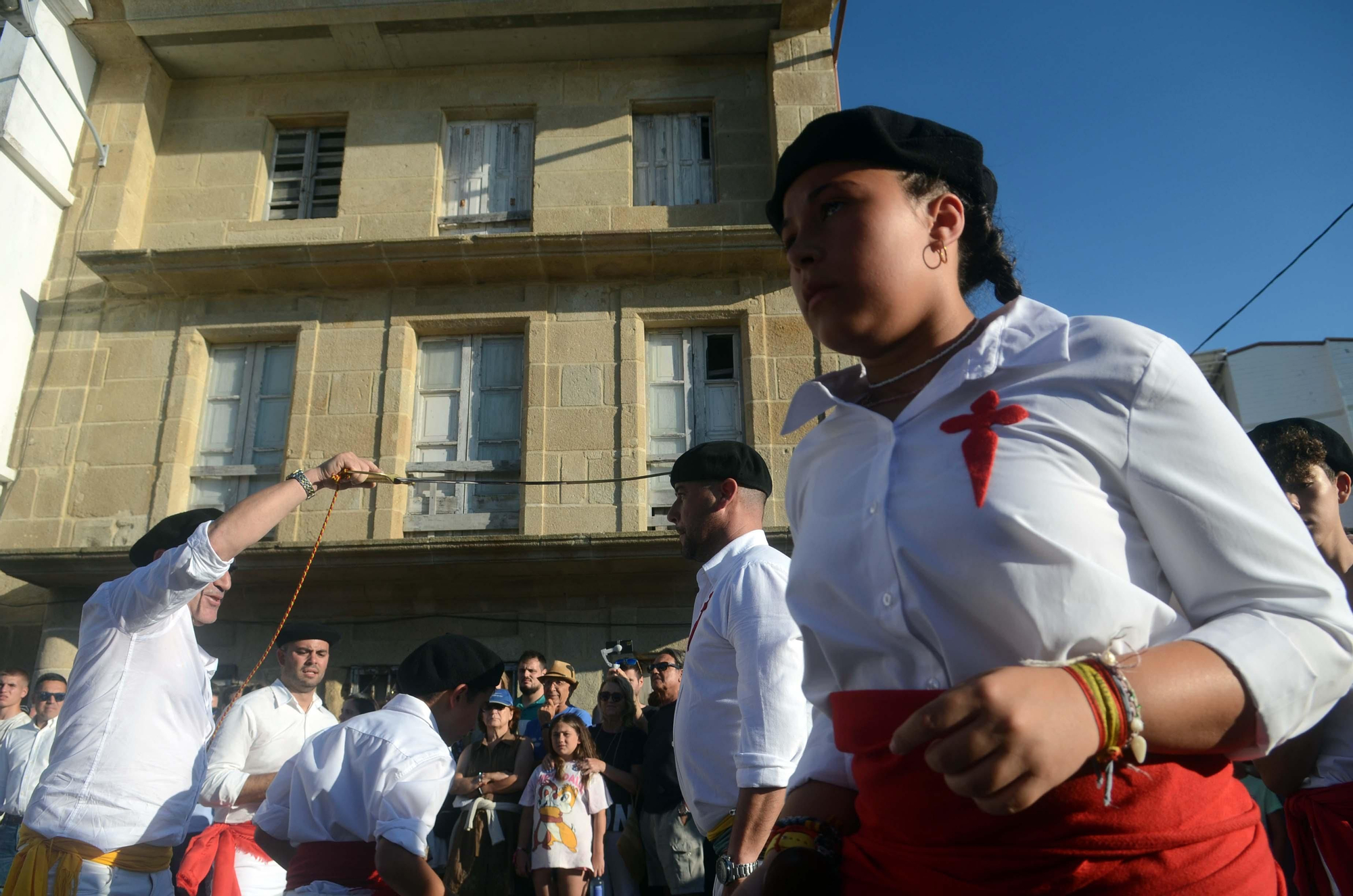 La "Danza de las Espadas" recupera en Carril todo su esplendor