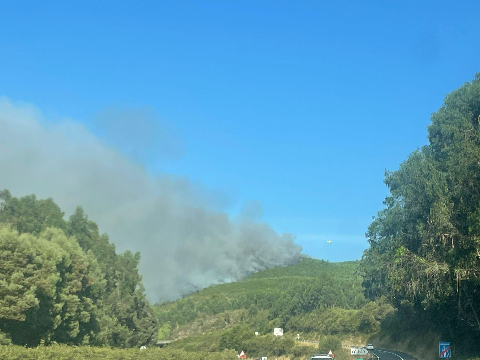 Un incendio cerca la A-52 a su paso por As Neves