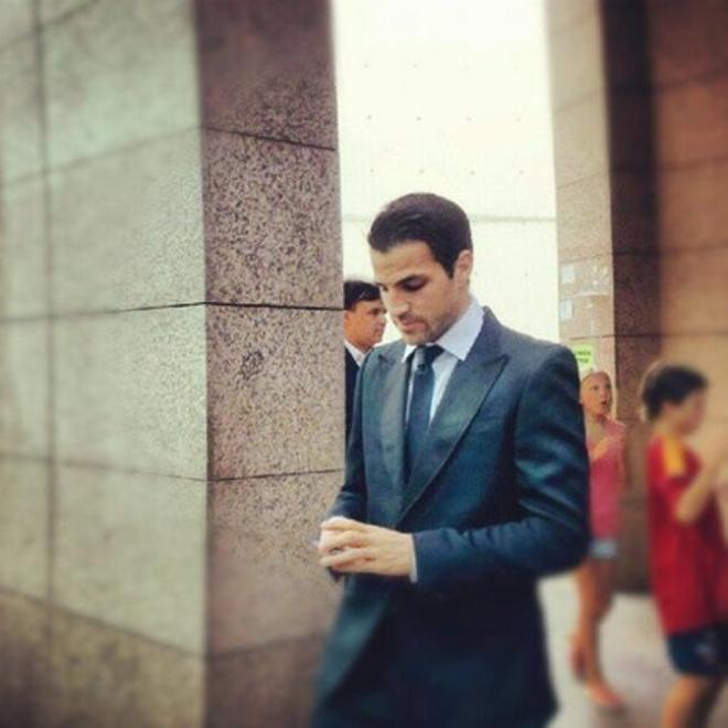 Cesc Fàbregas saliendo del hotel camino a la boda de Andrés Iniesta