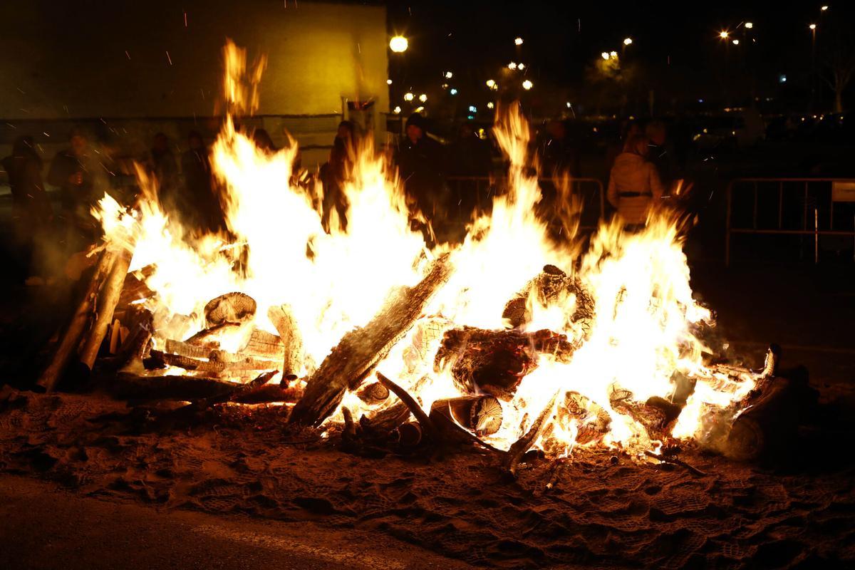 Hoguera de San Antón en el barrio de Santa Isabel, Zaragoza