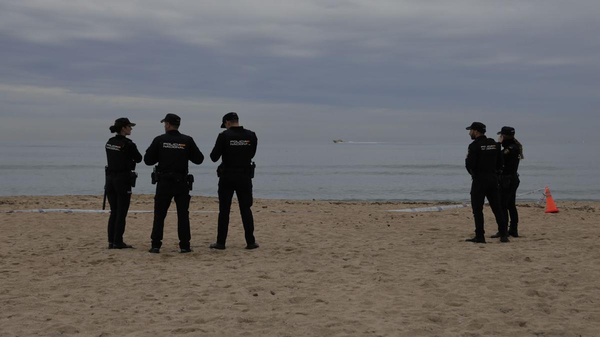 VÍDEO | Aparece un cadáver en avanzado estado de descomposición en la playa de s'Arenal, en Palma