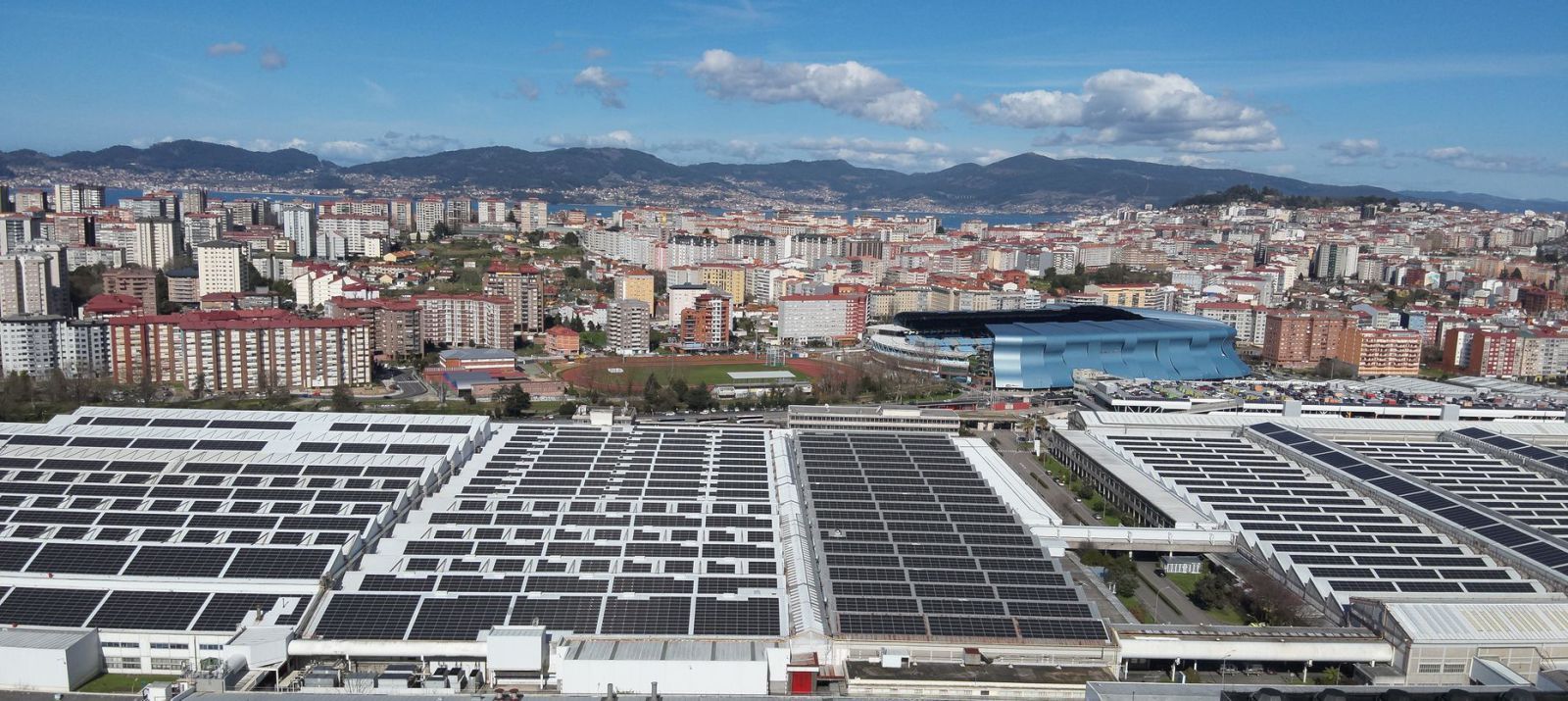 Despliegue de los más de 33.200 paneles solares que Balaídos «encendió» oficialmente ayer de la mano de Prosolia Energy