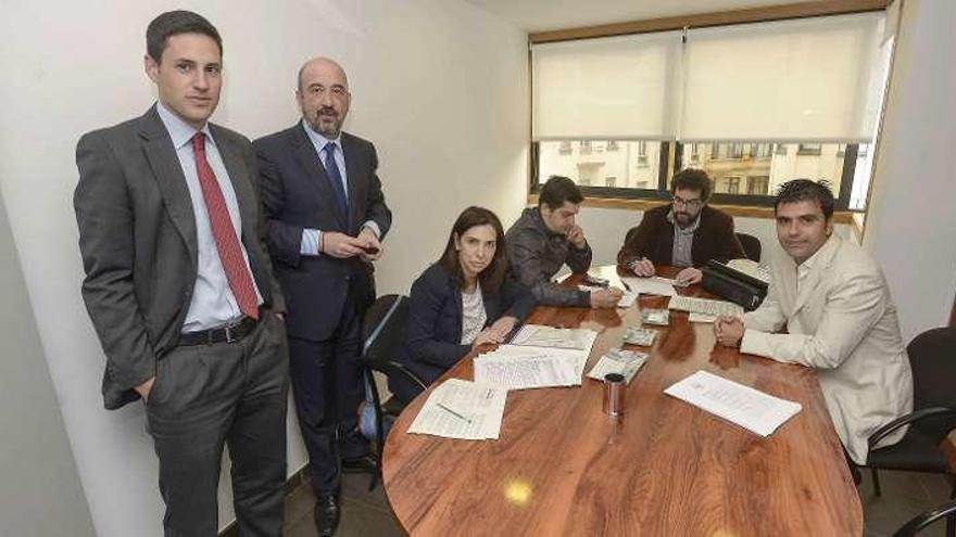 Firma ante notario de los cooperativistas de Cofuncovi.