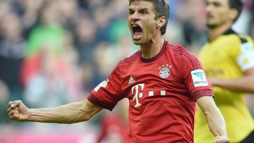 Thomas Müller celebra uno de los dos goles que ayer le marcó al Bourssia Dortmund. // Efe