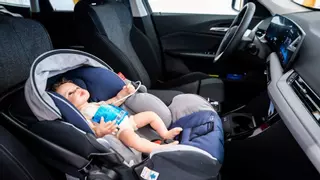 Hitzetod im Kindersitz - Warum Eltern ihr Baby im Auto vergessen