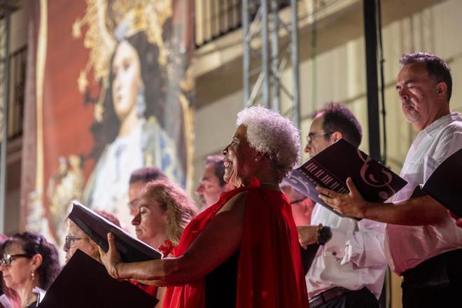 La Alborada llena de música la plaza del Ayuntamiento de Alicante en honor a la Virgen del Remedio