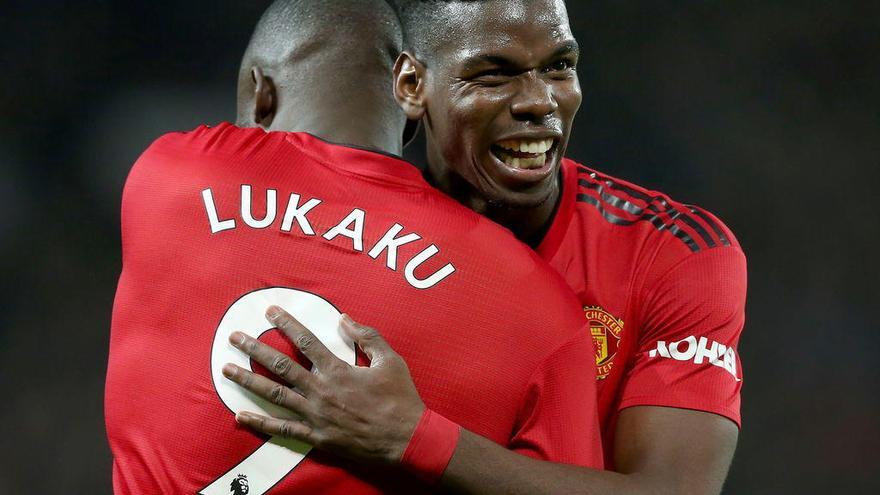 Lukaku y Pogba se abranzan tras un gol.  // Nigel Roddis