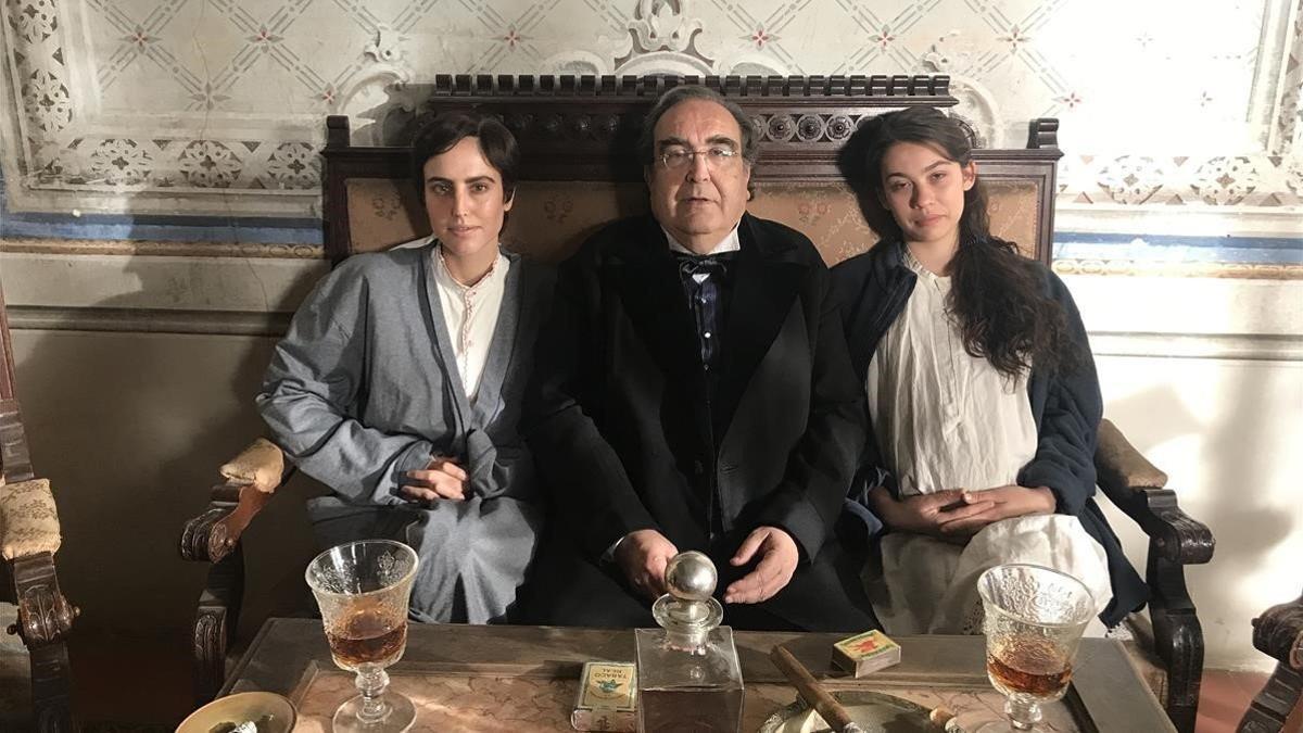 Ramón de España, caracterizado de burgués de principios del siglo XX, entre las actrices Natalia de Molina (izquierda) y Greta Fernández, durante el rodaje de la película de Isabel Coixet.