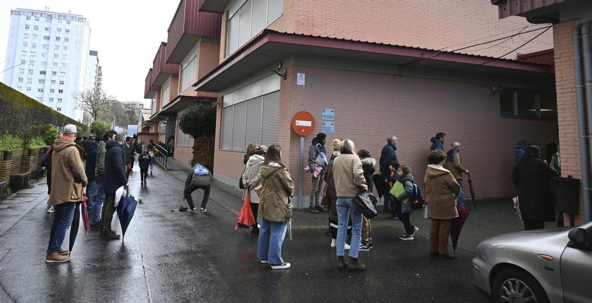 Familias esperando a sus niños a la puerta del CEP Campolongo de Pontevedra.