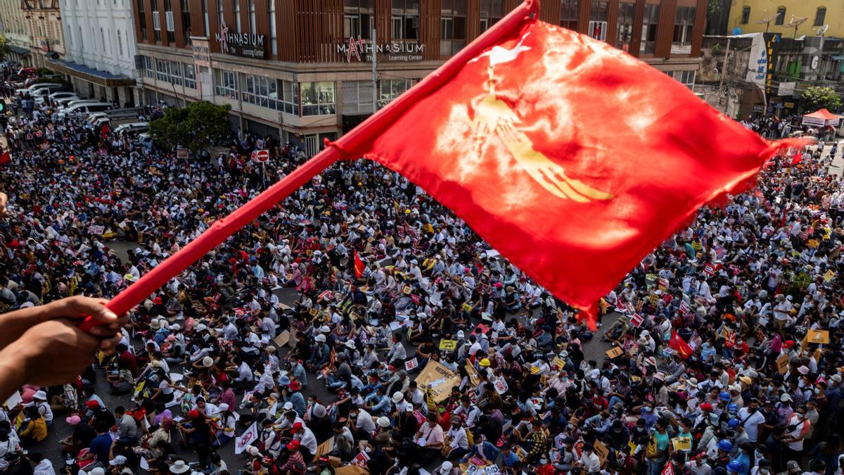 Decenas de miles de personas se manifiestan contra el golpe de Estado de Birmania, este miércoles en Yangón.