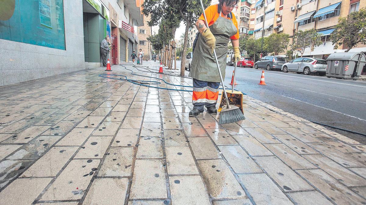 En función de la dificultad de las mismas se utiliza agua a presión (fría o caliente), disolventes o desengrasantes.