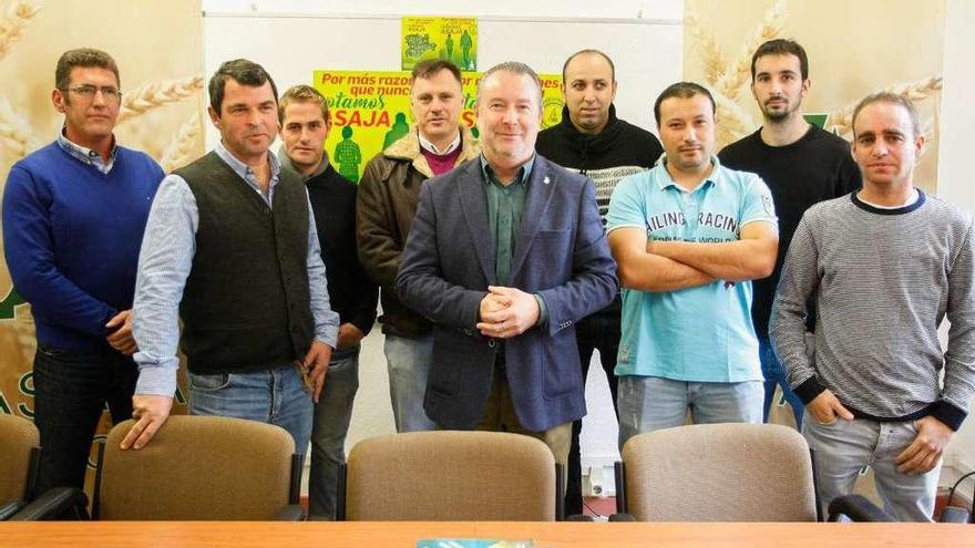 Donaciano Dujo, ayer en Zamora, con el presidente y miembros de la junta directiva de Asaja.