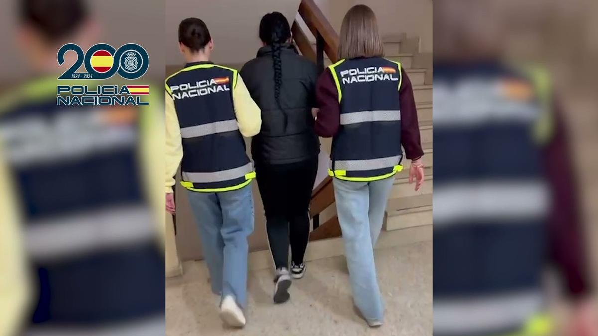 Momento en el que dos agentes se llevan a una de las detenidas.