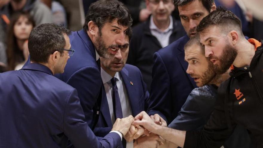 Álex Mumbrú y el cuerpo técnico taronja, antes del partido ante el Joventut en Badalona. | ACB PHOTO / D. GRAU