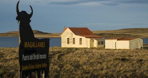 Lo último que un viajero espera encontrar en la Patagonia chilena es al toro de Osborne. Pero ahí