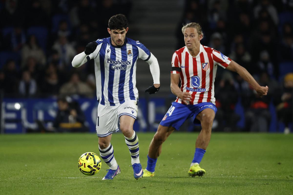 GRAF3374. SAN SEBASTIÁN, 04/01/2026.- El delantero portugués de la Real Sociedad Gonçalo Guedes (i) se escapa de Marcos Llorente, del Atlético de Madrid, durante el partido de la jornada 18 de LaLiga que Real Sociedad y Atlético de Madrid disputan hoy domingo en el estadio de Anoeta. EFE/Juan Herrero. real sociedad . atletico madrid. liga españa 2025/2026 real sociedad . atletico madrid. 18. accion. anoeta