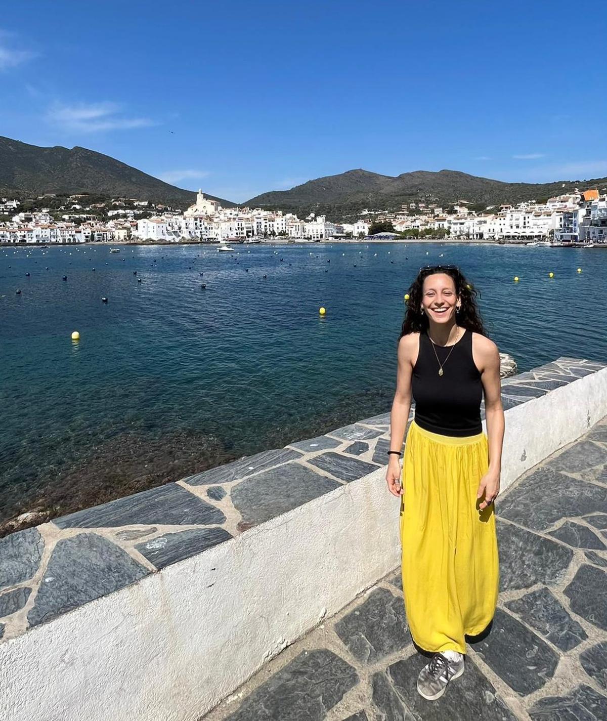 Alba Ferrer Tur davant la mar a Cadaqués, Catalunya.