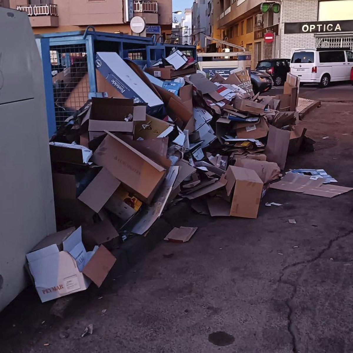 Residuos en una calle de Arona. | E.D.