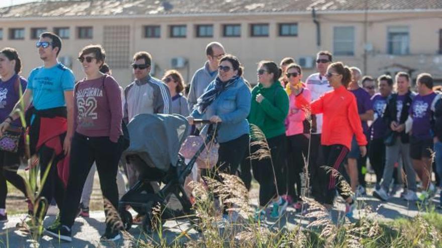 Participantes de la carrera contra la violencia de género, celebrada ayer, y la entrega de premios.