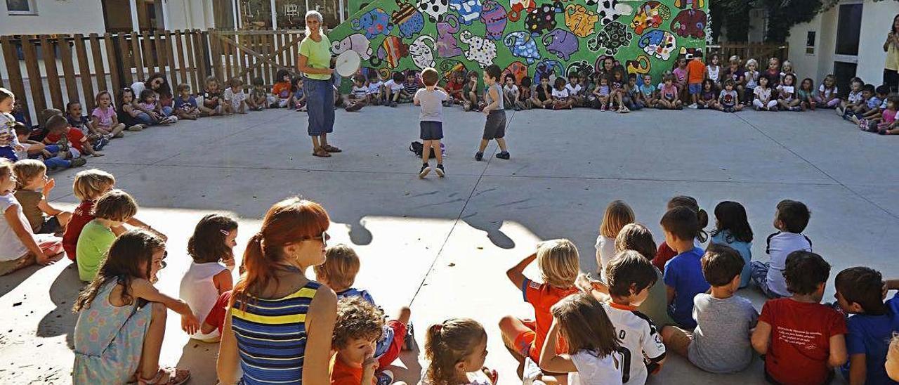 Alumnos de un centro valenciano participan en las actividades organizadas en la semana de la emergencia climática.